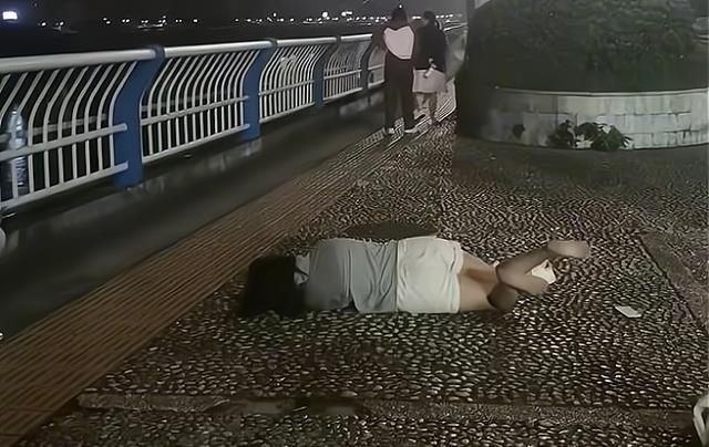 一女子醉酒睡路边鹅卵石,脱下鞋就地打滚,网友:喝了多少