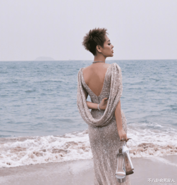 金晨|虎背熊腰or性感美背?这12位女星的背,让我看到“世界参差”