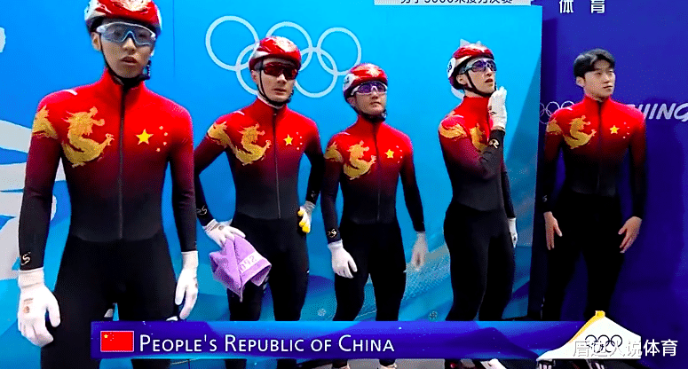 韩国队|武大靖难掩失落！中国失误摔倒无缘奖牌，韩国摘银教练紧张到跳起