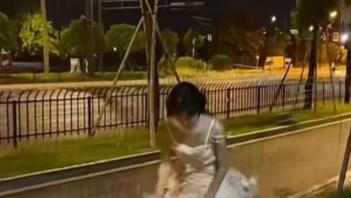 浙江一女子深夜穿睡裙出来纳凉，与男邻居打招呼时裙子差点被吹飞了