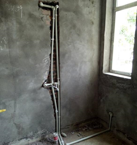 一个不留神, 水电师傅把电线水管铺成了这样子,把家都毁了!