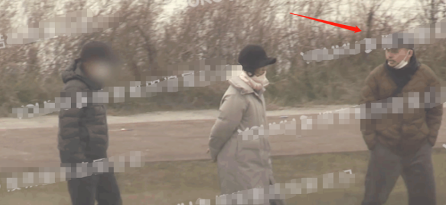 周迅|周迅带男友回老家见家长，父母态度冷淡，男方手插兜快走疑不悦