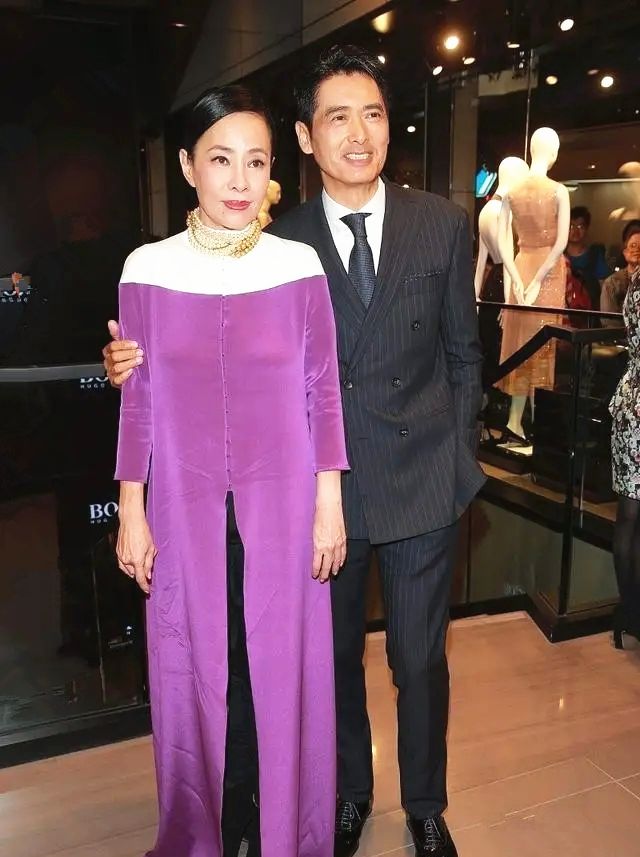 周润发|66岁周润发罕见亮相,穿西装英气不减,和粉丝合影无助理保镖