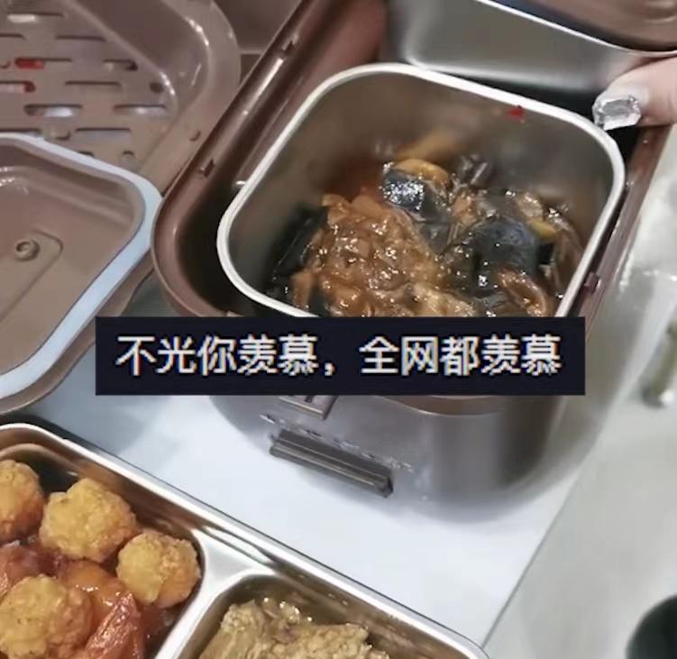 女子带丈夫做的便当去上班,打开一看处处藏着惊喜,同事羡慕不已