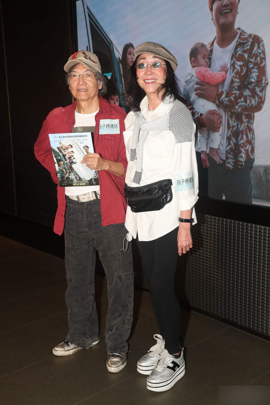 罗启锐|众星冒雨送罗启锐遗体火化，任达华、洪金宝扶灵，遗孀神情哀伤