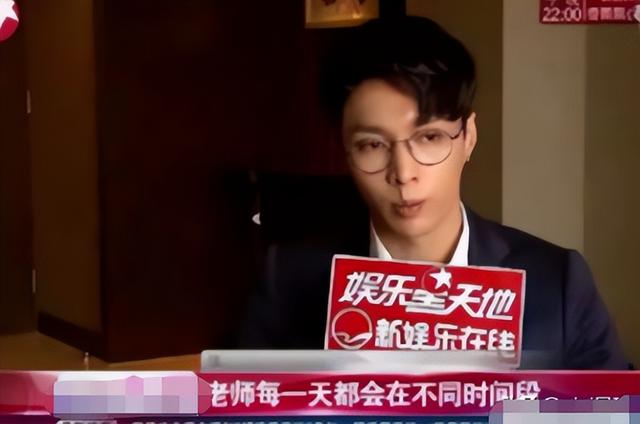 张艺兴|张艺兴直播吃热狗被群嘲，还要洗多少脑，哥哥才是最吊？