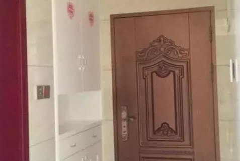 妻子坚持全屋贴瓷砖，完工后像个\瓷器房\，好处是住5年仍崭新