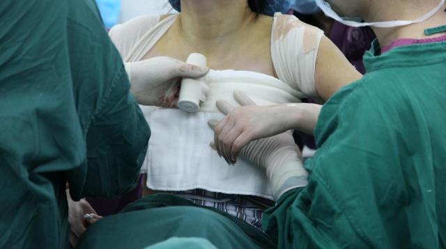 医院 2017年，女子花10万做胸部整形，结果胸部“被毁”，亲妈见了都怕