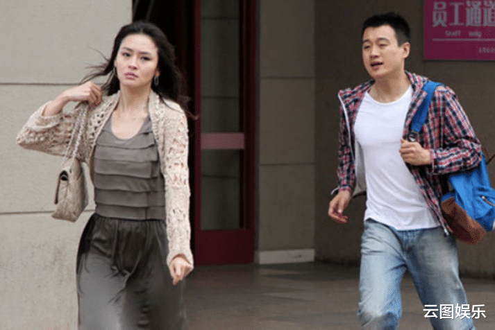 于明加|39岁于明加做运动！穿露腰背心大秀身材，凹凸有致曲线完美太吸睛