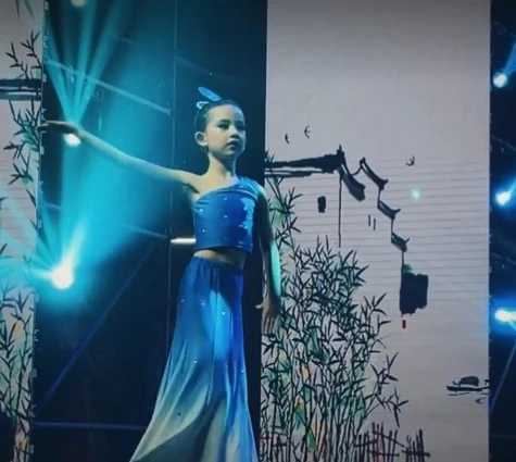 黄磊|黄磊小女儿首次登台演出大成功！穿蓝色露脐裙美成孔雀，手臂好长