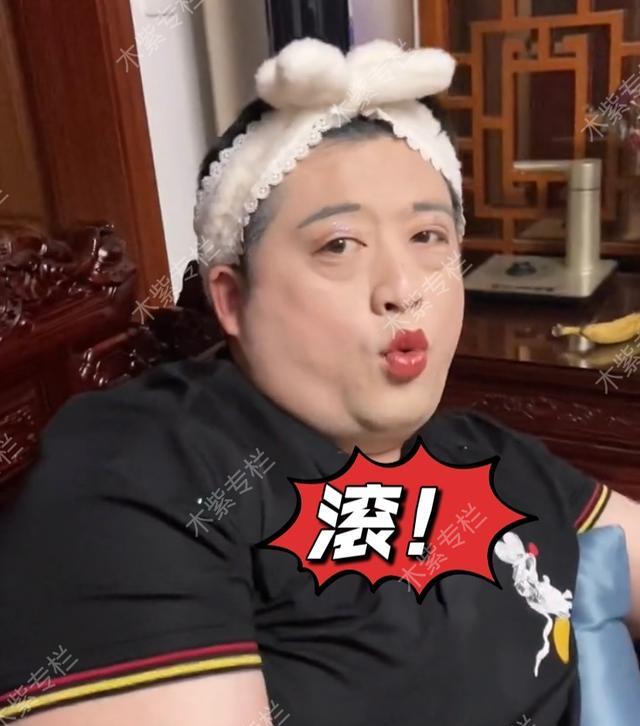 化妆 女儿给爸爸化妆,爸爸全程配合,网友笑喷:这是如来佛还是杨贵妃