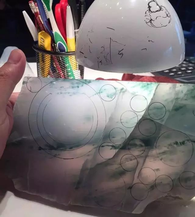 |1800万的至尊木那翡翠原石，切开全是裂，货主含泪车珠子