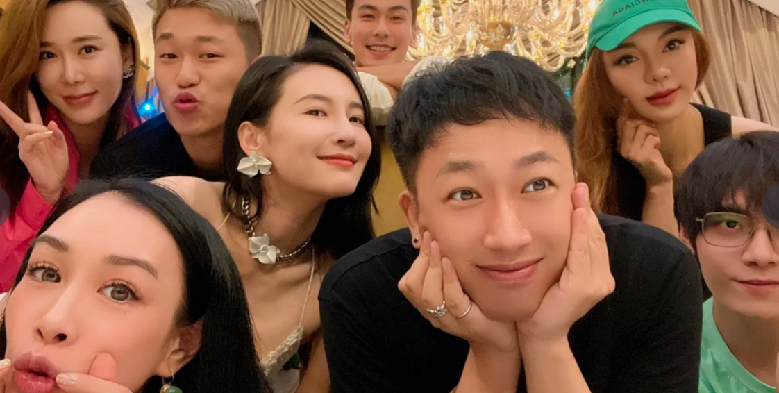 于正|于正与圈内好友豪宅聚会，江疏影、钟丽缇穿着性感，全是熟面孔