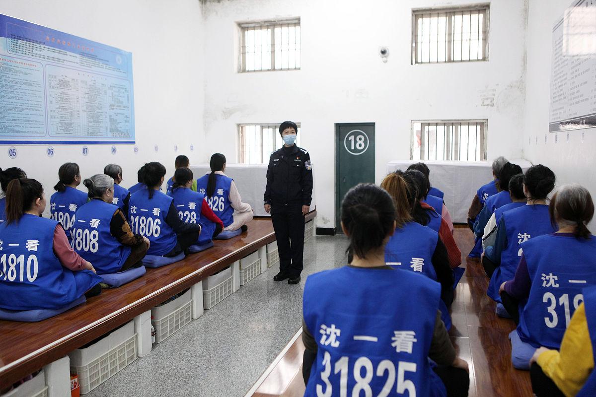 老公被羁押30多天了,突然接到电话让带着1万元去接人,是骗子吗?