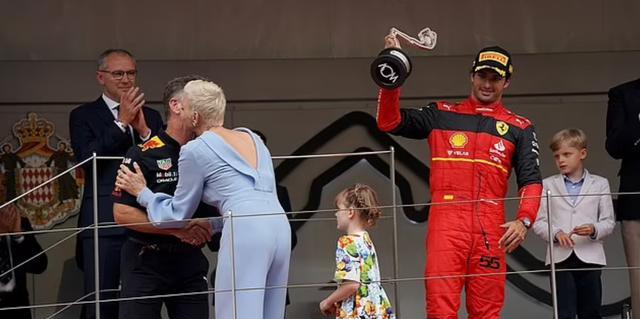 夏琳|阿尔贝二世和夏琳王妃恩爱现身破谣言？专家：身体语言格外诚实