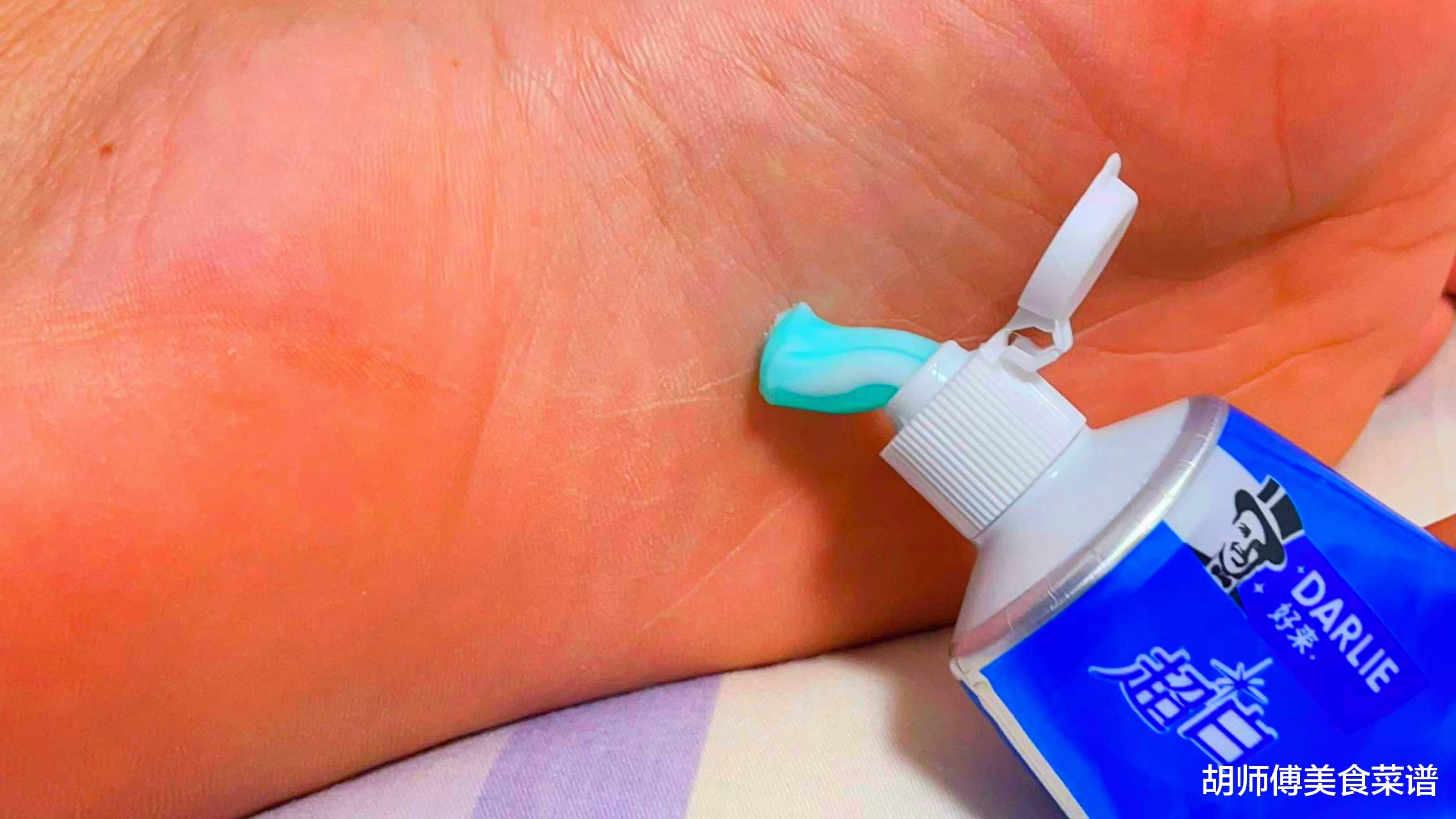 睡眠|睡觉前,在脚底抹点牙膏,作用真的太厉害了,用过的都说好!