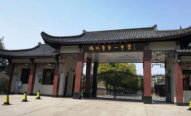 2000年一女工车库遇16岁孤儿,含泪将其收养,15年后被回报1530万