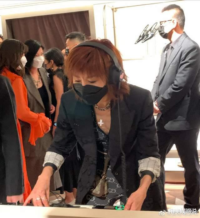 张曼玉|57岁女神张曼玉现身！打扮性感奢华，谢霆锋郭富城耐心听其打碟