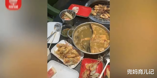 情侣吃自助拿多了把虾倒锅里逃跑