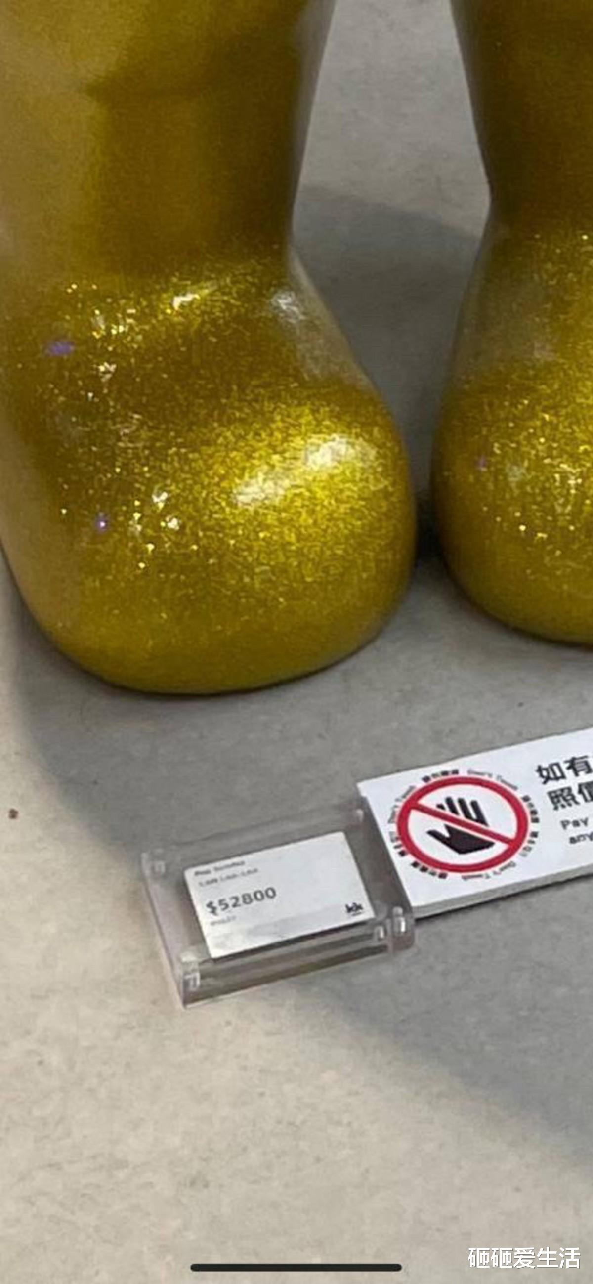 男童挨跌价值5万大型公仔,最终赔偿3万多元!网民反应两极,玩具店要负上最大责任?