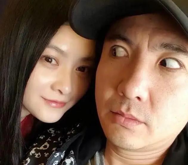 沈腾|沈腾被曝离婚后，妻子王琦首露面，孕相十足胖成了“贾玲”