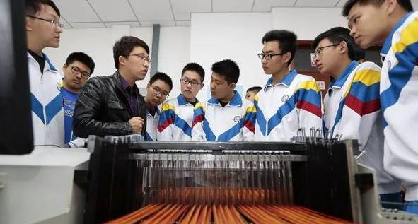 教师|部分教师群体被淘汰,教师迎来“严抓”,引起广大网友热议