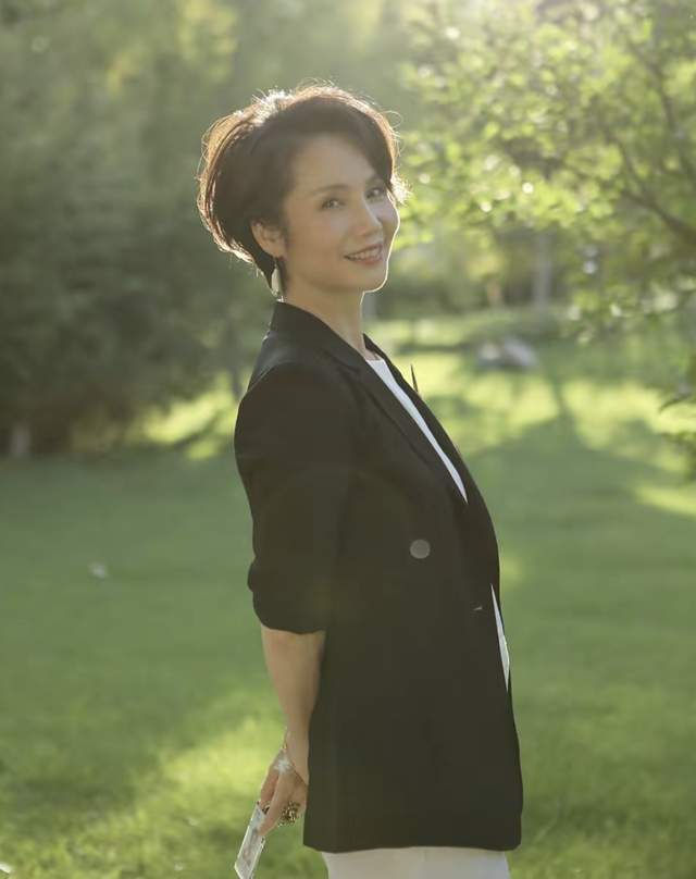 徐俐|众多央视名嘴齐聚!61岁徐俐升职成会长,剪超短发气质大变认不出