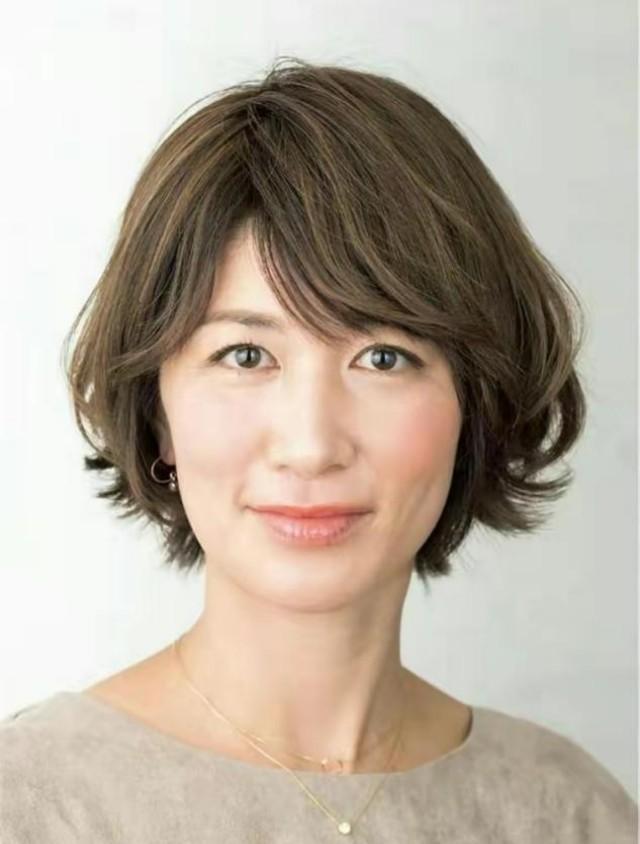 打底裤 到老都优雅的女人：不穿打底裤、不烫羊毛卷，美得真实还有气质
