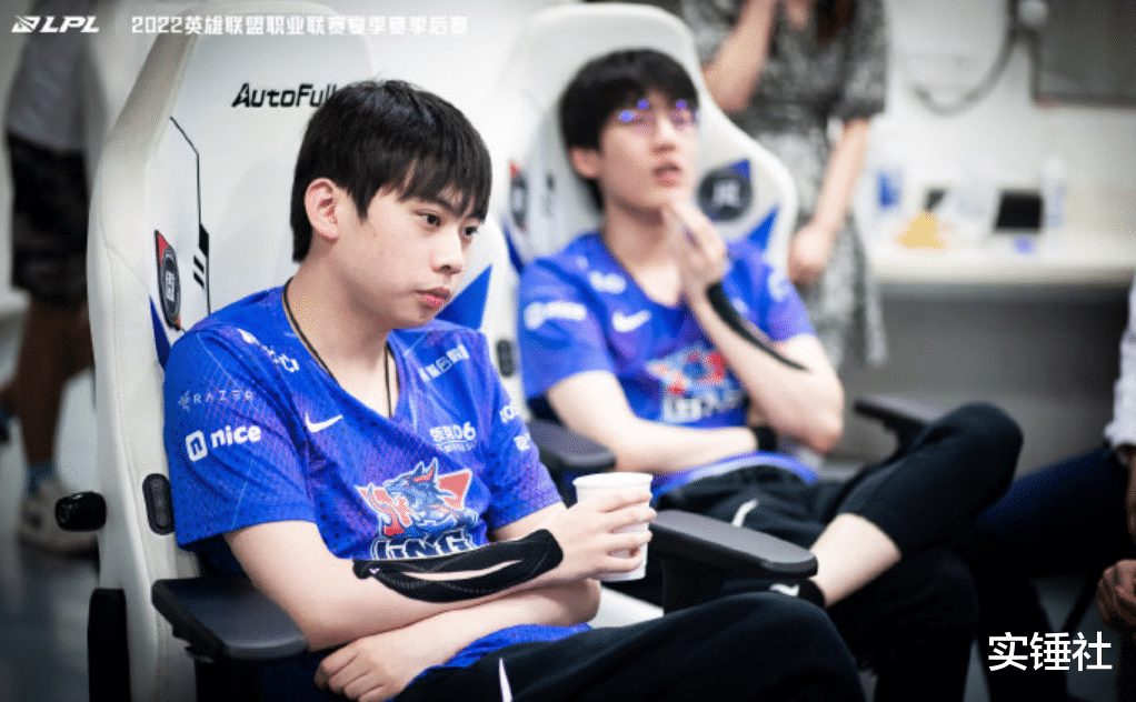 看到Theshy站门口凝视他!阿乐坦言被打出噩梦,每天睡不到4小时