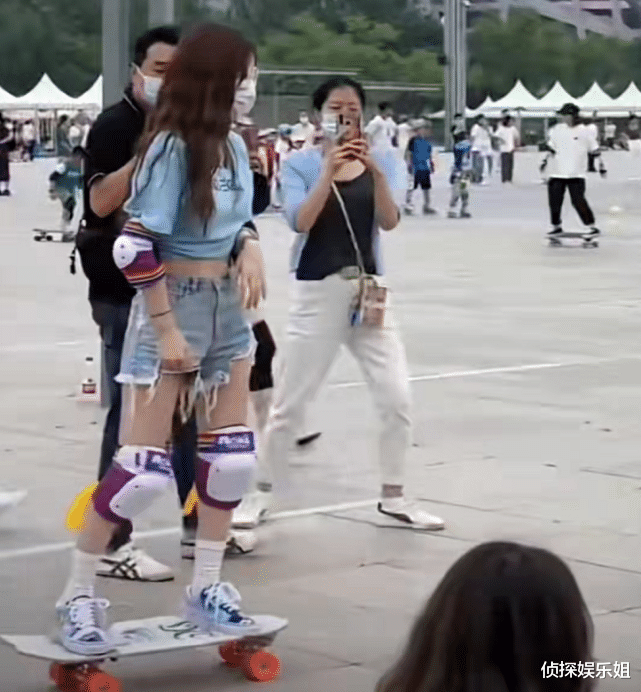 李小璐|40岁李小璐人气高,玩滑板引路人追着拍,被赞白瘦美争相合影