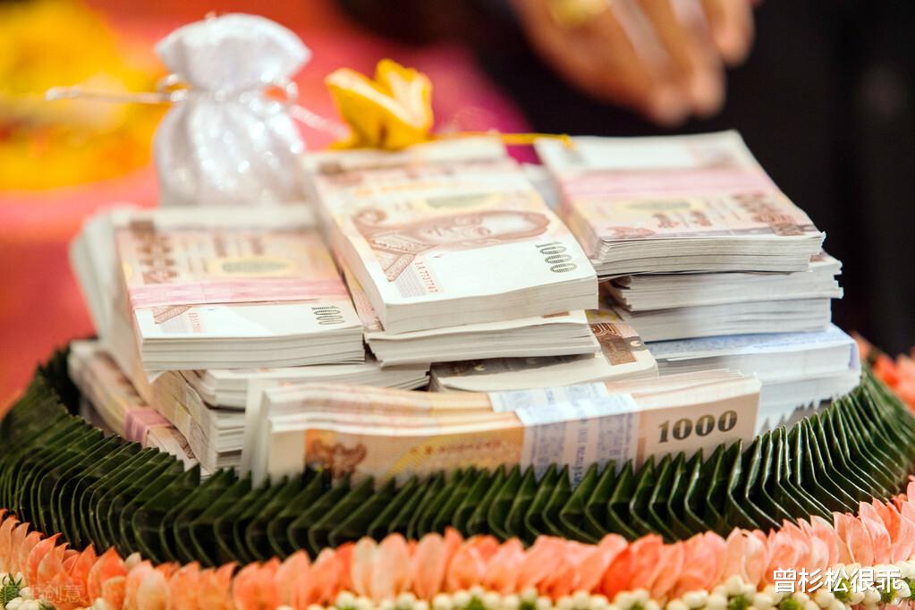 彩礼|女子不愿意工作被丈夫赶出家门,躺在天桥上控诉:他说好的要养我