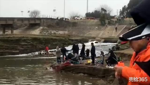 国语|湖北一桥下成天然黑坑,成百上千的钓鱼人蜂拥而至,渔政如此操作