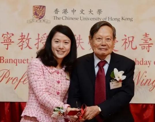 颜丹晨|101岁杨振宁现状：主编曝其病危，18亿财产被瓜分，翁帆被劝改嫁