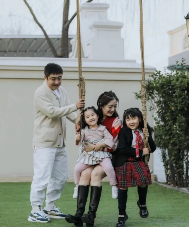 杨明|乔杉携妻女春游，父女三人共用一张脸，老婆莫丹打扮隆重好少女