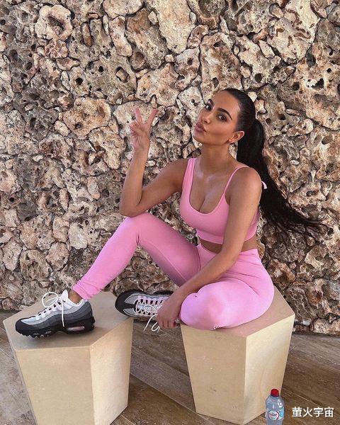金·卡戴珊|41岁金·卡戴珊健身房打卡，粉衣减龄背影别致，罕见没穿“椰子”
