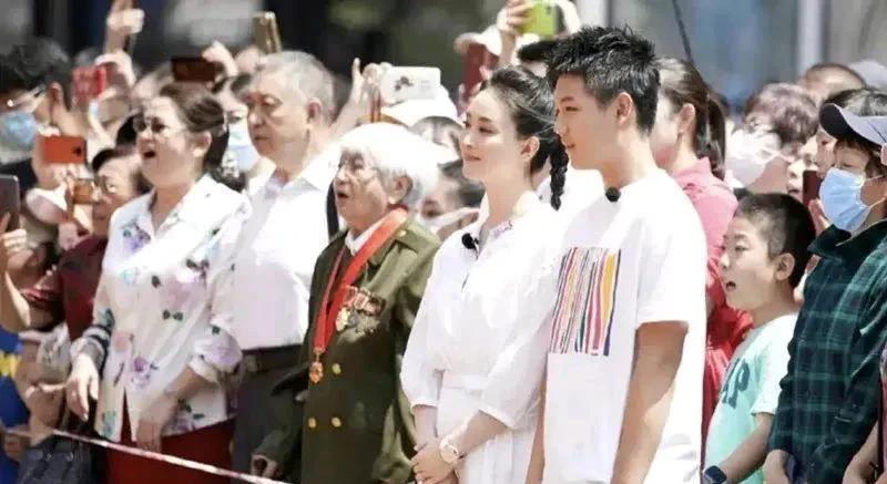 王艳|王艳儿子长大了!眉清目秀身材壮硕成帅小伙,15岁身高超妈妈半头