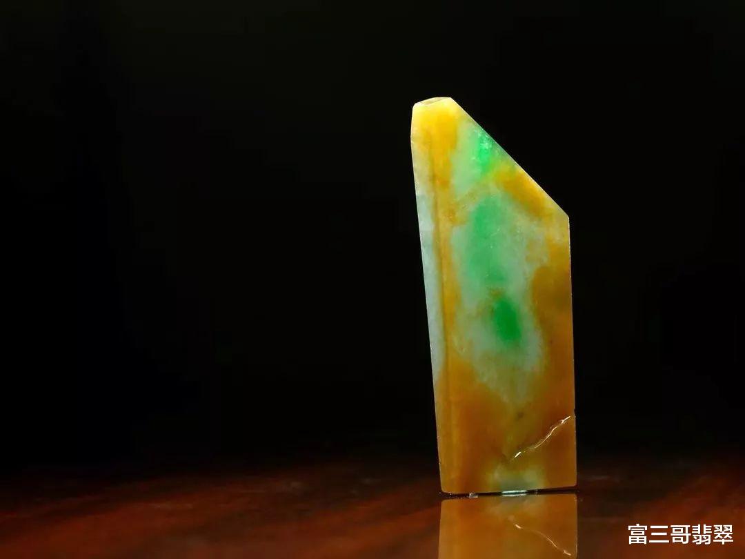 翡翠|玉赏 ▏三彩翡翠片料设计《年年有余》题材，别有一番韵味！