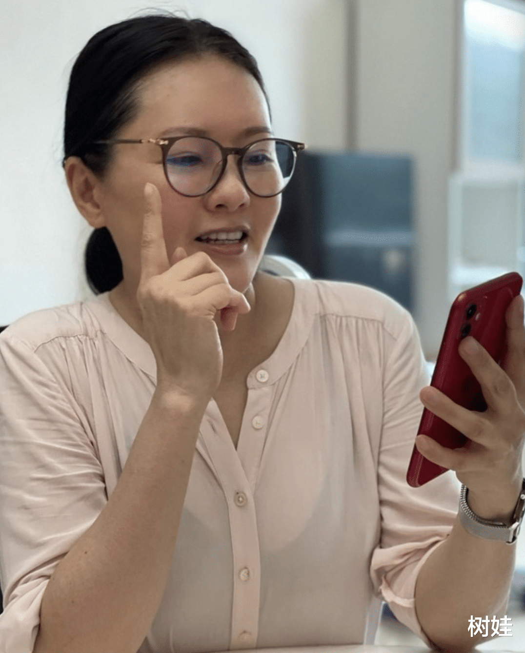 朴敏英|56岁李丽珍自曝患高血压终日头晕，休息两个月复出，身材略显消瘦