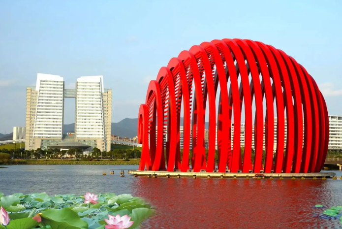 中国浙江省沿海城市,以盛产海鲜而闻名,高层建筑拔地而起