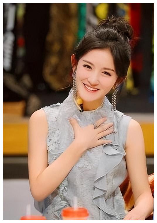 西装 娜姐主持风格转变,穿搭感up,宽肩服饰增添气质