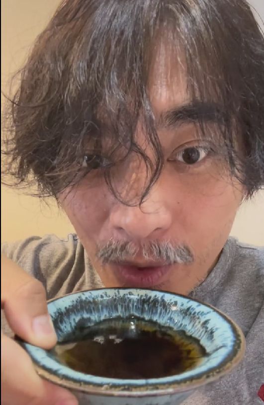 陈龙|演员陈龙分享隔离日常，胡子花白状态憔悴，头发凌乱酷似流浪汉