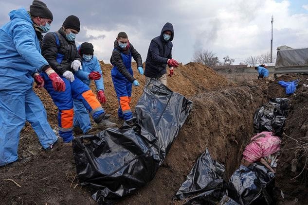 马里乌波尔发现200具尸体，埋在公寓废墟中腐烂发臭，死者身份成谜