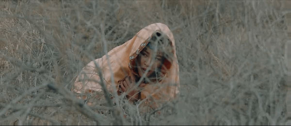 姐姐|以个人魅力为角色添彩!周海媚在新片中惊艳出场,让观众眼前一亮