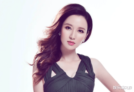 柳岩|40岁张萌近照曝光,脖子比例失调尖下巴抢镜,被质疑整容