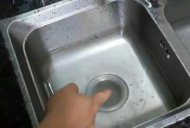 焯菜的开水倒进厨房下水道,有什么坏处吗?