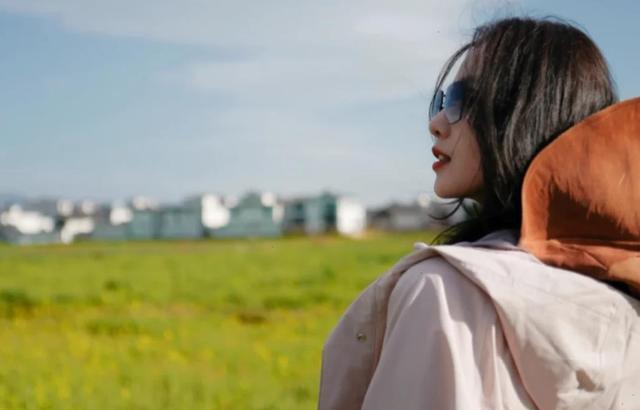 刘诗诗|颜值界两大美女出没大理，刘诗诗十分随性，刘亦菲一照难求