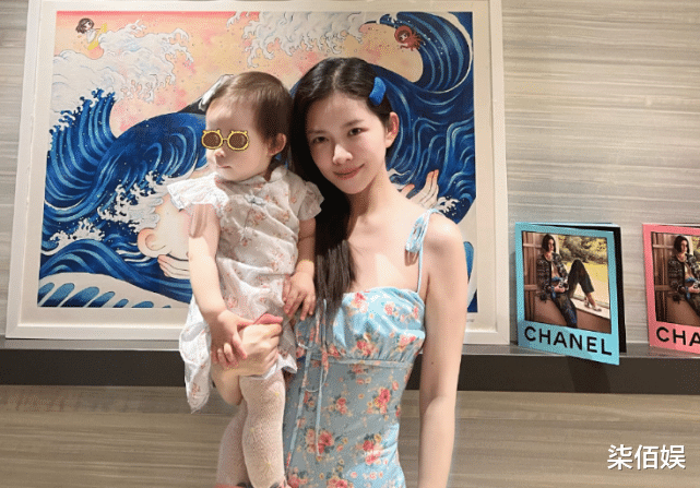 |王灿晒与女儿合照过节，打扮似女明星展辣妈身材，老公杜淳送鲜花表白