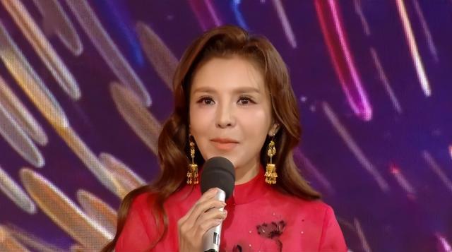 朱迅|朱迅陪家人过年亲自下厨,嘴歪明显被质疑整容失败,穿搭也很奇怪!