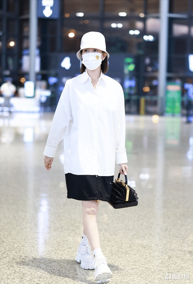 佘诗曼穿衣方式挺别致,“男友衬衫”配拉链半裙,看腿还是挺瘦的