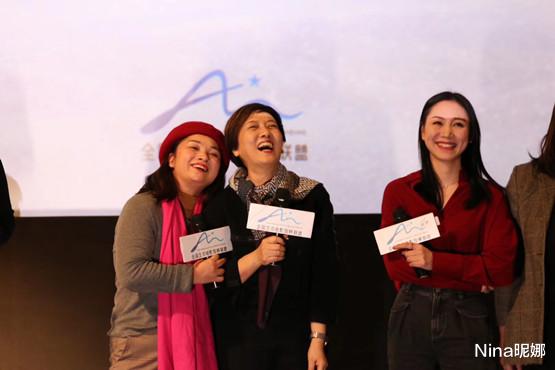 邓婕|张国立夫妇圈内聚会,65岁邓婕披绿丝巾容光焕发,出道35年不显老